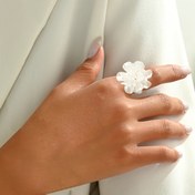 Resim Kadınlar için günlük giyim, tatiller ve partiler için mükemmel bir beyaz akrilik kamelya açık yüzük, şık ve zarif bir beyaz akrilik kamelya açık yüzük. 