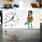 Resim Pelerinli Süper Kahraman Kostümlü Kadın Karikatürlü Masa Saati 