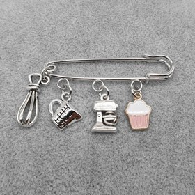Resim Çekici Fırıncı & Şef Esinlenmiş Broş - Çırpıcı, Karıştırma Kabı, Cupcake & Pasta Yapıcı Kolye ile Çinko Alaşım Mutfak Süsü - Günlük Kullanım & Şükran Günü Hediyesi için Sevimli Aksesuar 