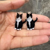 Resim 2D Düz Tasarımda Şirin Siyah ve Beyaz Kedi Kulak Küpeleri: Anneler ve Kız Arkadaşlar için Mükemmel Karikatür Tarzı Takı, Tatil Hediyeleri ve Anneler Günü Hediyeleri için İdeal Bir Seçim. 