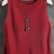 Resim TD8007 Kadınlar İçin Fransız Vintage Kolsuz Yelek - Zengin Kırmızı, Büyük Yuvarlak Yaka, Yazlık ve Sonbaharlık Rahat Giyim, Mevsimsel Moda, Yumuşak Dökümlü Kumaş, Şık Düz Renk Üst, İnce Desen Detaylı 