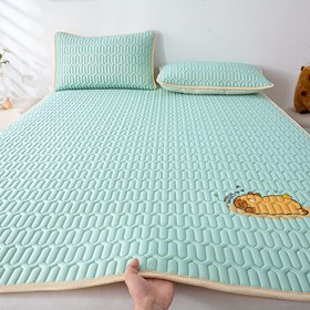 Resim 1 Adet Ultra Yumuşak Nefes Alabilen Soğutucu Yatak Örtüsü - Hipoalerjenik Polyester, Sevimli Karakter Desenli, Makinede Yıkanabilir & Katlanabilir, Çoklu Boyut ve Renk Seçenekleri, Sıcak Uyuyanlar İçin, AC Odalar, Oteller, Tüm Mevsimler Kullanımına Uygun, Otel Yatağı Aksesuarı, Oyun Dolu Dekoratif Yastık, Dayanıklı Kumaş, Rahat Uyku, Evde Uyuyanlar İçin 