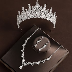 Resim 3'lü Şık Halloween Rhinestone Aksesuar Seti - Göz Kamaştıran Taç, Kolye ve Küpe Takı Seti, Gelinler, Düğün Etkinlikleri ve Cadılar Bayramı Kostümleri için - Şık, Uzun Ömürlü ve Bütçe Dostu 