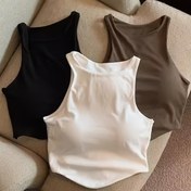 Resim Kadınlar için göğüs pedleri ile üç minimalist entegre kolsuz üst, trend kısa kollu alt tişörtler ile birlikte gelen bir set. 