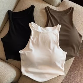 Resim Kadınlar için göğüs pedleri ile üç minimalist entegre kolsuz üst, trend kısa kollu alt tişörtler ile birlikte gelen bir set. 