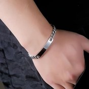 Resim Günlük Hayat, Sokak Fotoğrafçılığı Gezileri, Toplantılar, Partiler ve Diğer Durumlar İçin Erkekler Tarafından Giyilebilecek Bir Titanyum Çelik Kare Bağlıklı Bilezik Uygun. 