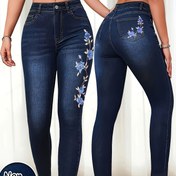 Resim [Denim Baskı/Taklit Denim] Kadın Slim-Fit Taklit Kot Tayt - Beyaz Çiçek Desenli Esnek Mavi Pantolon, Her Sezon İçin Skinny Jeans Günlük ve Resmi Giyime Uygun, Çamaşır Makinesinde Yıkanabilir (Kuru Temizleme Değil) – Ceketler ve Üstler için Dar Kalan Jean 