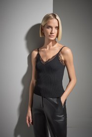 Resim Askılı Dantel Detaylı Siyah Triko Atlet 