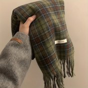 Resim Püsküllü Şık Yeşil Ekose Eşarp - Kadınlar için Yumuşak, Sıcak Polyester Şal | Elde Yıkanabilir & Rüzgar Geçirmez | Dış Mekan Modası için Mükemmel, Kolayca Deforme Olmayan, Güçlü Dekoratif 