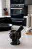 Resim Kitchen Design Lab Yekpare Doğal Desenli Siyah Mermer Oyma Havan 