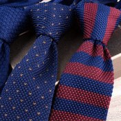 Resim Erkekler için Örme Bağlama Kravatı - İngiliz Tarzı Sivri Uçlu, 6cm Dar Genişlik, Dayanıklı Polyester, Rahat ve Resmi Giyim için Lacivert ve Bordo Çizgili Tasarım 