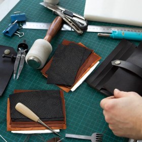 Resim Osm Karışık Toprak Tonu Renklerinde Hakiki Deri Parçaları Kuzu Derisi Döşeme Deri , Cüzdan, Çanta ve Kese Yapımı, Oyma ve Bıçaklık Kılıf Malzemesi 