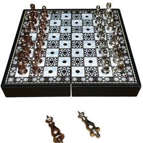 Resim Gifthome Pocket Serisi Küçük Boy Metal Antik Taş Ve Sedef Desenli Kutulu Klasik Satranç Takımı 13,5 X 13,5 Cm. 