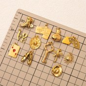 Resim 1 adet Minimalist Günlük Tarz Takı - 18K Altın Kaplama, Paslanmaz Çelik, Çeşitli Tasarımlarla Sunulan Bitkiler, Şapka, Bot, Poker, Anahtarlar, Güneş ve Gökyüzü - Kendin Yap DIY Takı, Çanta Şarmları, Anahtarlık ve Daha Fazlası için İdeal, Takı Takı 