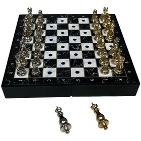 Resim Gifthome Pocket Serisi Küçük Boy Metal Parlak Taş Ve Mermer Desenli Kutulu Klasik Satranç Takımı 13,5 X 13,5 Cm. 