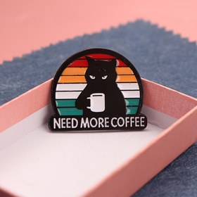 Resim Komik Karikatür Siyah Kedi Alaşımlı Broş "Daha Fazla Kahve Gerektiği" Tasarımı - Ceketler, Çantalar, Şapkalar İçin Vintage Esintili Metal Madalya - Renkli Iridisent Kaplama, Kedi Aksesuarları 