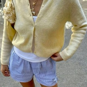 Resim Kadınlar İçin Esnek Minimalist Uzun Kollu Hırka - Önü Açık Düğmeli Tek Renk Tasarım, Yüksek Elastiklikli Hafif İlkbahar/Sonbahar Katmanlama, Şık Ofis Giyimi, Çok Yönlü Kullanım, Rahat Kesim, Nefes Alabilen Malzeme, Düğme Detaylı Kazak, İlkbahar Gardırop Parçası 