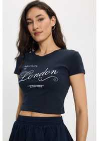 Resim Tudors Kadın Slim Fit Dar Kesim Pamuk Bisiklet Yaka Kısa Kollu Baskılı Lacivert Crop Tişört-50534 L 