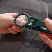 Resim Ergonomik kavrama sahip paslanmaz çelik büyüteçli tırnak makası - Hassas eğimli kenarlar, sıçrama önleyici tasarım, yaşlılar ve tüm yaşlar için mükemmel, konforlu kauçuk sap 