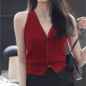 Resim Kadınlar için şık kırmızı kolsuz crop top, V-yaka ve askılı tasarımıyla yaz için mükemmel. 