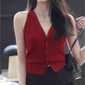 Resim Kadınlar için şık kırmızı kolsuz crop top, V-yaka ve askılı tasarımıyla yaz için mükemmel. 