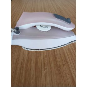 Resim Pembe Seyahat Ütüsü, Taşınabilir ve Şık Tasarımıyla Kullanım Kolaylığı Sağlar. 