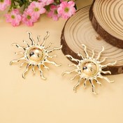 Resim Boho Şık Altın Metal Ayçiçeği Küpeleri Kadınlar İçin - Yansıtıcı Metalik Bitişli Cesur ve Şık Açıklama Takıları, Günlük Kıyafetler veya Hediye Verme için Mükemmel 