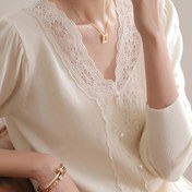 Resim Moda ve zarif V-Yaka Dantel Detaylı Kazak, 2025 Yılı Sonbahar ve Kış İçin Yeni Stil, Trendy, Genç ve Rahat, İnce Bir Görünümle. 