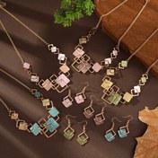Resim 3'lü Zarif Retro Geometrik Kare Kolye & Küpe Takı Seti - Pastel Pembe, Mavi, Yeşil, Sarı, Beyaz, Çekirdek Taşlı Turkuaz, Lavanta, Kahverengi, Bej - Altın Tonlu Birbirine Bağlanan Kare Pandantifli Zincirler, Günlük ve Resmi Giyim İçin Uzatılabilen Her Türlü Şık Hediye (Doğum günü, Anneler Günü, Sevgililer Günü, Noël) için Bayanlar Üzerinde Yapışkan Katmanlı İnceleme Toplamı ile Eşleştirmeli Kulaklık ile Birlikte Kaliteli, 