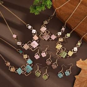 Resim 3'lü Zarif Retro Geometrik Kare Kolye & Küpe Takı Seti - Pastel Pembe, Mavi, Yeşil, Sarı, Beyaz, Çekirdek Taşlı Turkuaz, Lavanta, Kahverengi, Bej - Altın Tonlu Birbirine Bağlanan Kare Pandantifli Zincirler, Günlük ve Resmi Giyim İçin Uzatılabilen Her Türlü Şık Hediye (Doğum günü, Anneler Günü, Sevgililer Günü, Noël) için Bayanlar Üzerinde Yapışkan Katmanlı İnceleme Toplamı ile Eşleştirmeli Kulaklık ile Birlikte Kaliteli, 