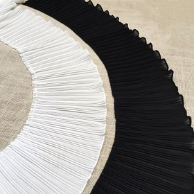 Resim 17 cm genişliğinde siyah, beyaz ve bejli volanlı dantel trim, giysiler için bir parça. 