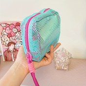 Resim Modaya ilham olan Dopamin ile ilham alan geniş ve taşınabilir makyaj çantası, yeşil renkli dayanıklı polyesterden yapılmış bir ağ tasarımı ile. 