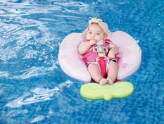 Resim Mambobaby Yüzme Simidi - Pink Flowers, Emniyetli, Gölgelikli ve Ayak Destekli 