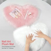 Resim Bir Kalp Şeklinde Peluş Tırnak Sanatı Matı Fotoğrafçılık İçin, Yumuşak ve Rahat Bir Arka Plan Sunar, Kokusuzdur, Tırnak Stüdyosu Masa Üzerinde Takı Sergileri İçin ve Tırnak Salonu Sanatı Fotoğrafçılıkta Sergilemek İçin Uygun. 