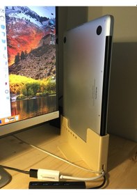 Resim Opencart Retina Ekranlı Dikey Bağlantı İstasyonuna Sahip Macbook Pro Sadece Plastik Aparattır 