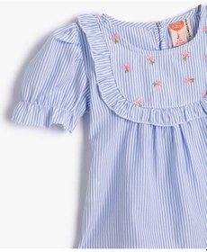 Resim Koton Bluz Fırfırlı Kısa Balon Kollu Yuvarlak Yaka Çiçek İşlemeli Mavi Çizgili 3smg60028aw 3SMG60028AW6S5 Mavi 