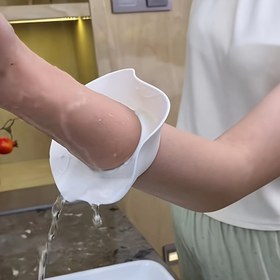 Resim Kadınlar için tasarlanmış iki silikon bileklik, tekrar kullanılabilir ve sıçramalardan kolları korumak için tasarlanmıştır. Temizlemesi kolay ve su geçirmez makyaj sökücülerdir, yüzünüzü kuru ve kollarınızı nemden korumaya yardımcı olurlar. 