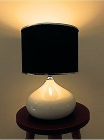 Resim Serenay Metal Beyaz Gövdeli Elite Abajur Gümüş Detay Siyah Başlık Beyaz - Siyah 