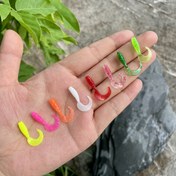Resim 50 adet Yumuşak Balıkçılık Yemleri 2.5cm Solucan Kuyruğu 8 Renkli Yüzen Yapay Solucanlar, Balıkçılık İçin Gerçekçi Yüzme Yemleri, 3 Çift saç tokası, Dayanıklı PVC Malzeme, Tatlı ve Tuzlu Su İçin Mükemmel, Cadılar Bayramı, Noel, Şükran Günü, Yeni Yıl Hediyeleri İçin İdeal, Balıkçılık Yemleri ve Yemleri, Doğal Görünüm, Yüksek Kaliteli saç tokası 