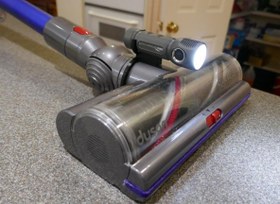 Resim Dyson V11 Vakum Fener Tutucu Plastik Aparat 