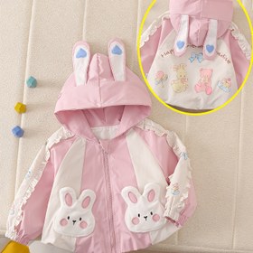 Resim 1 Adet Kızlar İçin Sevimli Tavşan Baskılı Kapüşonlu Ceketi, Fiyo Yaka ve Kalp/Kulak Detaylı - Yuvarlak Düğmeli Bahar/Sonbahar Şık Giyimi, Paskalya Partisi Kıyafeti, 4 Yaş Çocukları İçin Doğum Günü Hediyesi, Şirin Fiyonda Kol Ve Etek Ucu Rahat Kumaşdan Üretilmiştir. Makinede yıkanabilir, 4 yaş kız çocuğuna uygundur. Şık Şeritlerle Süslenmiş Konforlu Kesime Sahipdir 