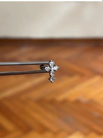 Resim 316 L Cerrahi Çelik Dudak Piercing Kıkırdak Helix Tragus Conch Piercingi Zirkon Taşlı Haç Piercing Metalik Gri 