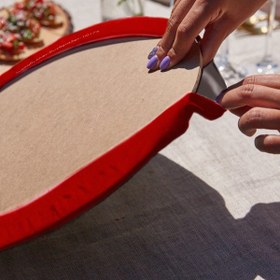 Resim Yılbaşı Ağacı Tasarımlı Üçgen Püsküllü Runner 1 Adet ve 6 Adet Kırmızı Renkli Supla 