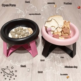 Resim Yüksek Kaliteli Anti-Tip Tasarımı Plastik Çift Kase Kedi Su Besleyici Uçan Disk Plastik Boyun Koruması Pet Sızdırmazlık Gıda Kasesi / Ayakta Demir Çerçeve Kase Emlak Kedi Tavşan Evrensel Gıda Kasesi Dopamin Sevimli Stil 