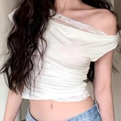 Resim Kadınlar için Şık Beyaz Dantel Detaylı Omuz Üstü Kırpma Üst - Seksi ve Zayıflatan Kore Stili, Asimetrik Yaka, Büzgülü Detay, Yaz Katlama veya Rahat Giyim için Mükemmel, Şık Katlama Parçası | Omuz Üstü Tasarım | Dantel Detayları 