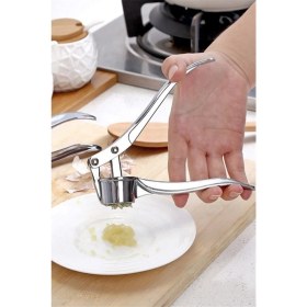 Resim Pratik Çelik Sarımsak Ezici, Kolay Kullanım ve Hijyen Sağlayan Tasarım 