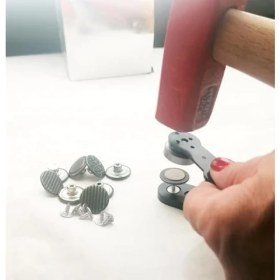 Resim Storemax Çakma Düğme 20 mm Kendin Yap Kiti, Kot Pantolon, Kot Mont Için Çekiçle Uygulama Aparatları ve 8 Adet Çivili Düğme Takım-Paslanmaz Pirinç Siyah 