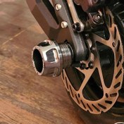 Resim CNC işlenmiş alüminyum alaşımlı motosiklet çatal koruyucuları, anti-düşme çarpışma koruyucuları, sokak-spor motosikletleri için geliştirilmiş koruma aksesuarları, ince kesintilerle donatılmış, sokak bisiklet parçaları|CNC işlenmiş koruyucular|Alüminyum alaşımlı koruyucular, motosiklet aksesuarları 