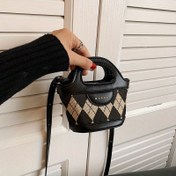 Resim MARATHON logosu bulunan Mini Siyah ve Bejli Checkered Crossbody Çantası - Dayanıklı Kumaş, Fermuar Kapanışı, Günlük ve Resmi Durumlar İçin Mükemmel, Rahat Aksesuar|Checkered Desen|Zipli Çanta 