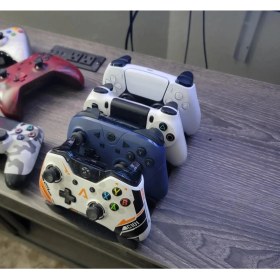 Resim Xbox One / Series X|s Oyun Kumandası Için Şık Siyah Dörtlü Stand - Dayanıklı Plastik Tasarım 